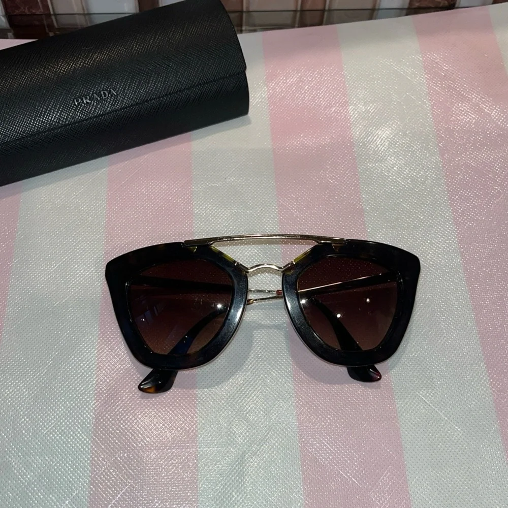 Prada cat eye Gradient Sunglasses SPR09Q authentic excellent condition w/ case